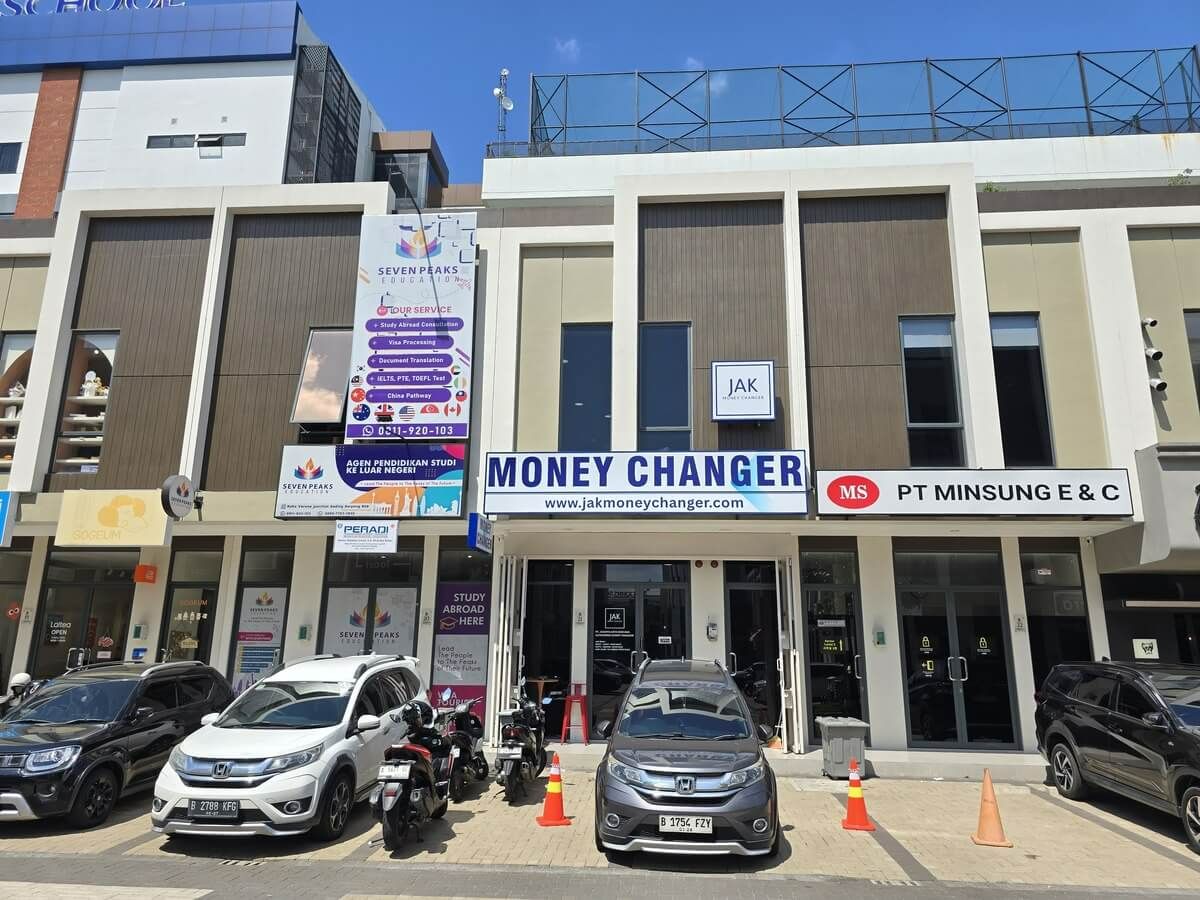 Tampak gerai JAK Money Changer Gading Serpong di Ruko Verona Junction Blok B/21.