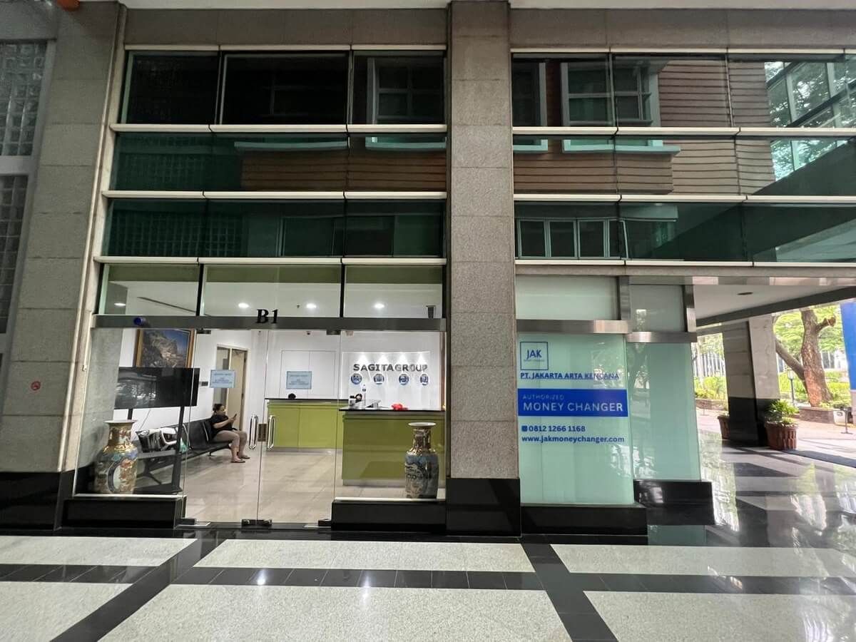 Tampak gerai JAK Money Changer Mega Kuningan di Menara Anugrah Unit B1.