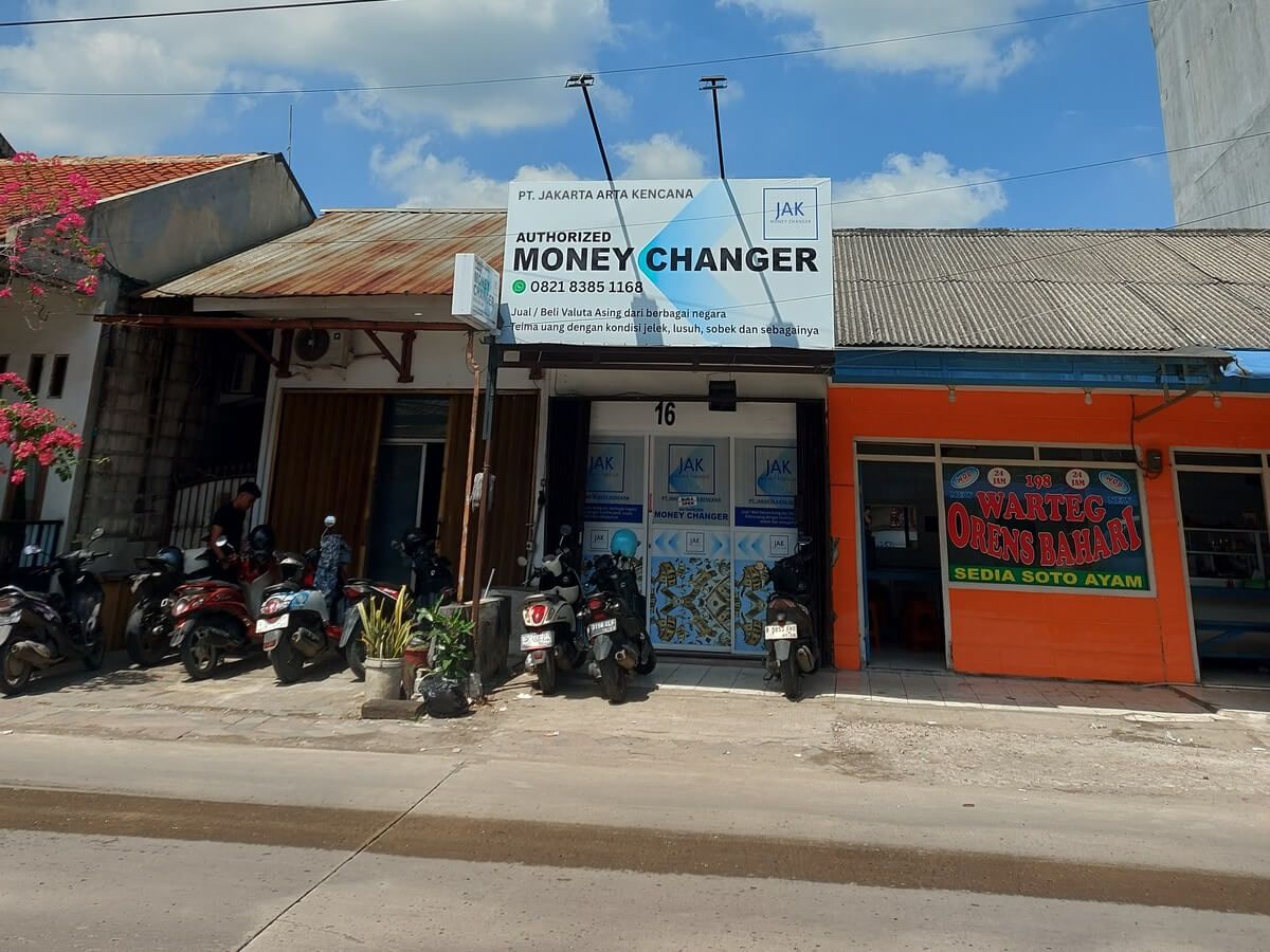 Tampak gerai JAK Money Changer Rawa Bokor di Jl. Atang Sanjaya No. 16.
